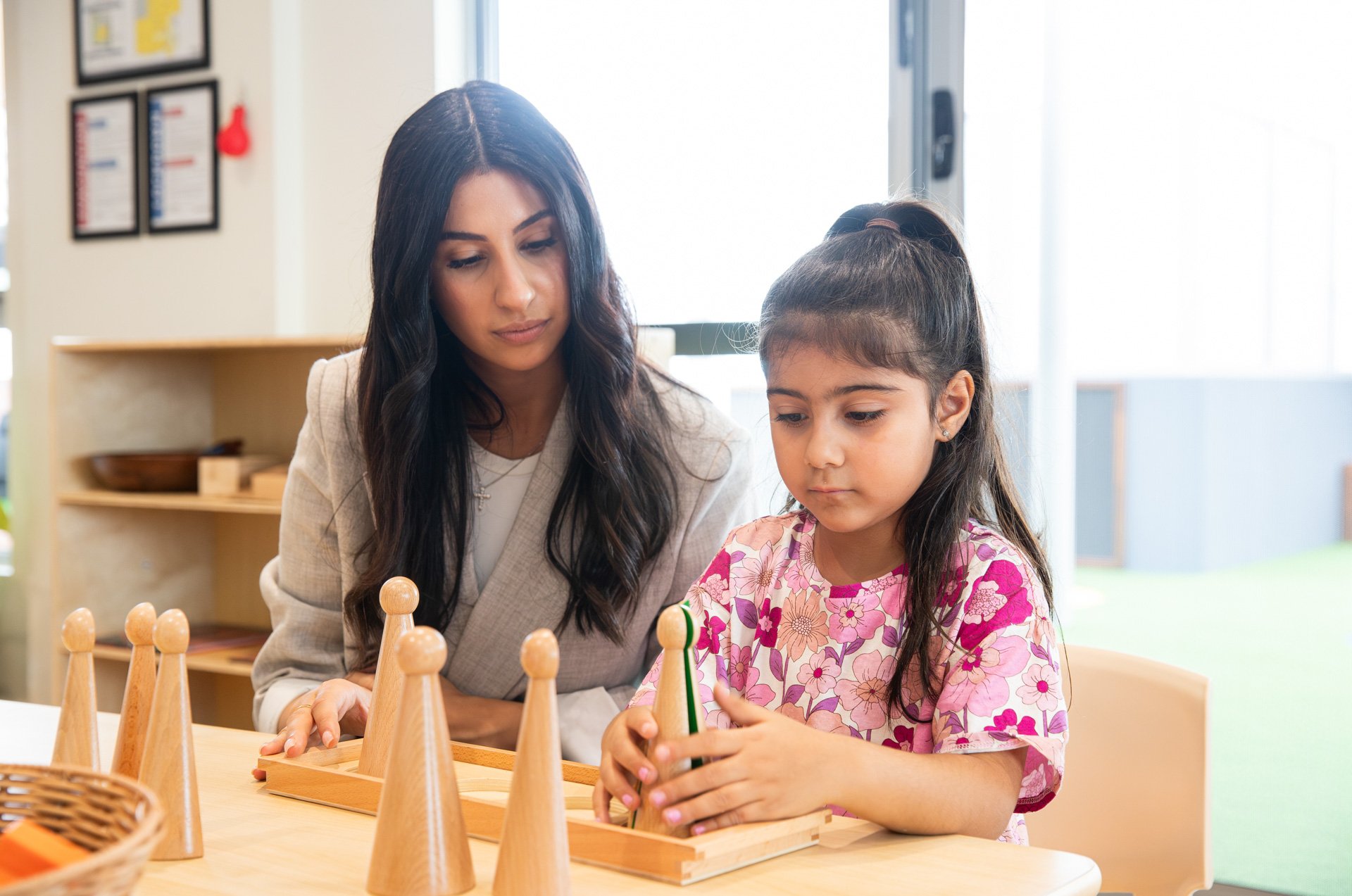  Asks and responds to questions